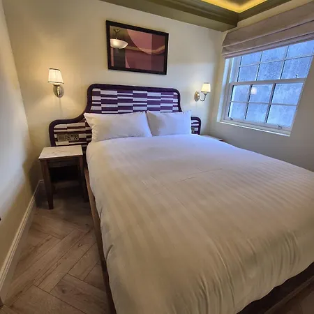 Marys Urban Nest Bed & Breakfast *