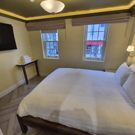 Marys Urban Nest Bed & Breakfast