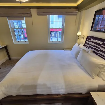 Marys Urban Nest Bed & Breakfast *